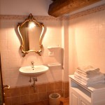 Tuscany vacation apartment La Rimessa bathroom Tuscany vacation apartment La Rimessa bathroom